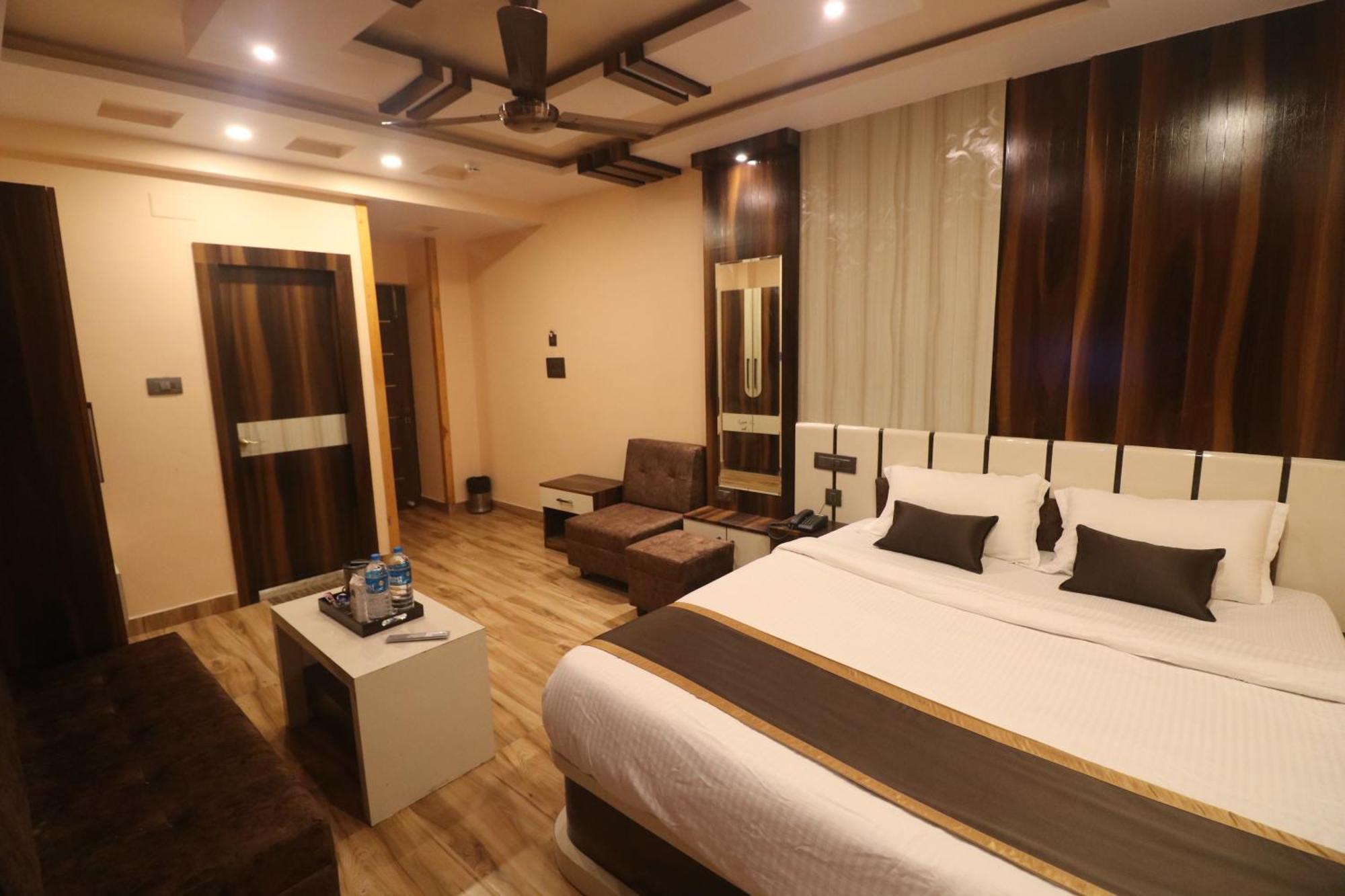 Mohar Residency Hotel Calcutta Buitenkant foto