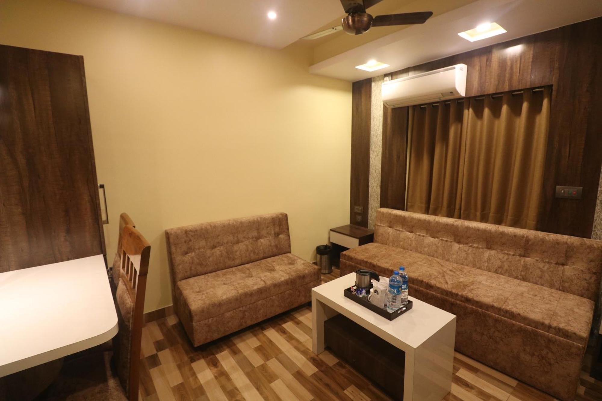 Mohar Residency Hotel Calcutta Buitenkant foto