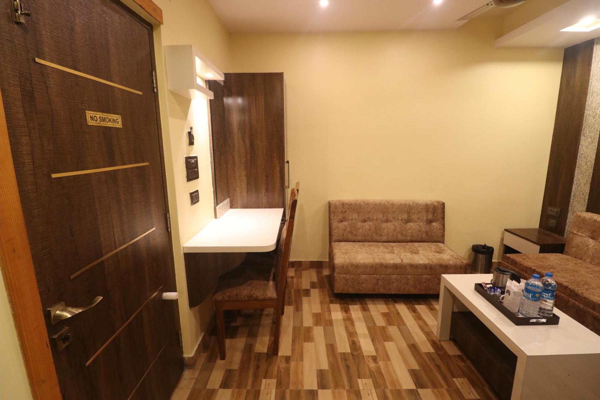 Mohar Residency Hotel Calcutta Buitenkant foto